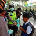 Satlantas Bagi Masker Untuk Pelajar di Lhokseumawe