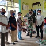 Anggota TNI Dampingi Penyaluran Raskin di Desa Sumber Rejo