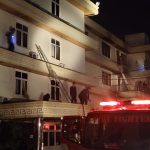 Semagi Hotel Terbakar, Petugas Panjat Tembok Untuk Padamkan Api