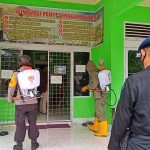 Brimobda Aceh Semprot Disinfektan di KUA Kuta Makmur