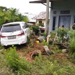 Diduga Ngantuk,Mobil Avanza Ringsek dan Nyaris Tabrak Rumah Warga di Pulau Pandan