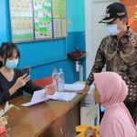 Sachrudin Pantau Langsung Penyaluran BST di Wilayah Kecamatan Cipondoh