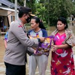 Kapolres Bungo Tinjau Lokasi Banjir di Dusun Tanjung Menanti Sekaligus Beri Bantuan Sembako