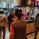 Patroli Pengamanan Malam Tahun Baru 2021 Aparat Gabungan Pemerintah Kecamatan Cengkareng Segel 2 Resto 