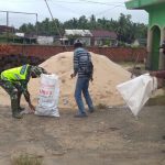 Babinsa Koramil 426-03/ Rawajitu Kerja Bakti Dengan Warga Sidang Sidorahayu