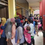 Penyaluran BST di Kelurahan Buaran Indah Langgar Protokol Kesehatan, Petugas Kantor Pos Paksa Penerima Bansos Untuk Buka Masker