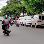 Parkir Liar Mengular di Jalan Tanggul Timur Kapuk Cengkareng