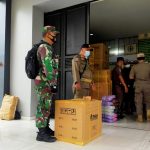 Petugas Gabungan Kecamatan Cengkareng Gelar Apel Penerapan Prokes PPMK Ketar Perkantiran dan Tempat Usaha 