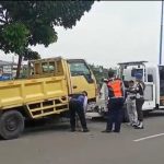 Lantaran Parkir Sembarangan.Tiga Kendaraan Kembali Diderek Petugas di Jalan Kali Tanggul Timur Cemgkaremg