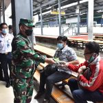Implementasikan PPKM,Pangdam Jaya Tinjau Langsung Tiga Stasiun DKI Jakarta dan Bagikan Masker