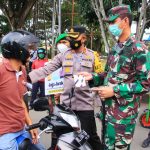 Kapolres Bagikan Masker Secara Serentak Kepada Warga di Lhokseumawe