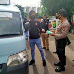 Polsek Kalideres Bagikan Masker Pada Pengendara di Terminal Kalideres