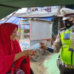 Ini Pesan Kasat Lantas Polres Tanjung Balai Saat Bagikan Masker Kepada Pengguna Jalan