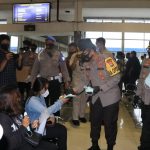 Kapolda Bersama Pangdam V Brawijaya dan Pangkoarmada II, Bagikan Masker di Termimal Purabaya
