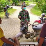 Pra TMMD ke- 110, Babinsa Bersama Anggota Kodim Bojonegoro Berikan Himbauan Prokes Ke Warga