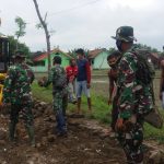 Gunakan Alat Berat, Kodim Bojonegoro Bongkar Paving Jalan
