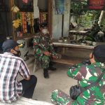 Manfaatkan Waktu Istirahat, Personel Kodim Bojonegoro Lakukan Komsos dan Sampaikan Himbauan Disiplin Prokes Dilokasi Pra TMMD