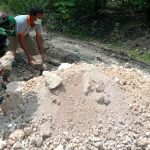 Bersama Warga, TNI Kodim Bojonegoro Bantu Perbaikan Jalan Dilokasi Pra TMMD