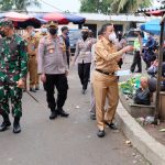 Wabup Bersama Kapolres dan Dandim 0416 Bungo Bagikan Masker ke Pedagang Pasar Atas