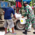Di Tengah Kegiatan Pra- TMMD 110, Personel Kodim Bojonegoro Bantu Petani Giling Padi