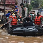Pangdam Jaya Bersama Kapolda Metro Jaya Tinjau Warga Terdampak Banjir Di Wilayah DKI Jakarta Sekitarnya
