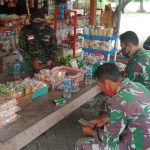 Disela Kegiatan TMMD 110 Bojonegoro, Anggota Satgas Manfaatkan Waktu Bersama Warga
