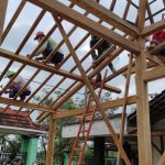 TMMD 110 Bojonegoro, TNI Gotong Royong Bantu Bangun Rumah Warga
