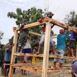 TNI Kodim 0813 Bojonegoro Bergotong Royong Dirikan Pos Kamling Bersama Warga