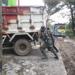 TMMD 110 Bojonegoro, TNI Dan Warga Kompak Dorong Kendaraan Mogok