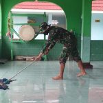 Peduli Kebersihan, TNI Bojonegoro Bersihkan Lantai Masjid Al Munir Desa Ngrancang Tambakrejo