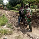 Alami Kerusakan, Satgas TMMD 110 Tambakrejo Bojonegoro Bantu Dorong Motor Warga