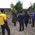 Satgas TMMD 110 Kodim Bojonegoro Lakukan Pengukuran Jalan Bersama Anggota Polsek Kasiman