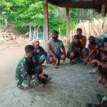 Ditemani Rekannya, Serda Sutriyono Door To Door Sosialisasikan TMMD 110 Tambakrejo Bojonegoro