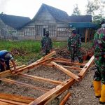 Satgas TMMD 110 Kodim Bojonegoro Buat Pos Kamling