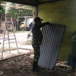 Bantu Perbaiki Warung, Personel Satgas TMMD Ke- 110 Kodim Bojonegoro Himbau Warga Disiplin Prokes