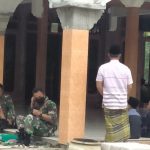 Beribadah Dan Ajak Warga Sekitar Lokasi TMMD Ke- 110 Bojonegoro Untuk Disiplin Prokes
