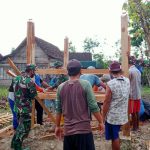 Satgas TMMD Ke- 110 Kodim Bojonegoro Gotong Royong Bersama Warga Dirikan Pos Kamling