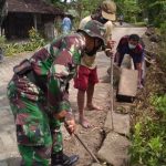 Warga Bersama TNI Bojonegoro Perbaiki Jalan Lingkungan Program TMMD 110 Tambakrejo