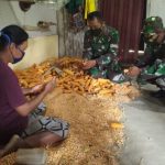 Tim Satgas TMMD 110 Kodim Bojonegoro Bantu Warinem Kupas Jagung