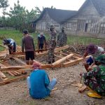 Begini Semangat Warga Bersama Personel TMMD 110 Kodim Bojonegoro Dirikan Poskamling