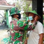 Peduli Covid-19, Satgas TMMD 110 Bojonegoro Bagikan Masker