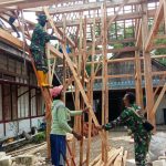 TMMD 110 Bojonegoro, TNI Sempatkan Bantu Warga Perbaiki Rumah