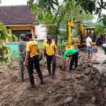 Keruk Jalan Sasaran TMMD 110 Tambakrejo, Tentara Dan Polisi Bojonegoro Tetap Disiplin Prokes
