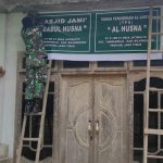 Usai Jalankan Sholat, Sertu Agus Rahmad Bantu Pengurus Masjid Pasang Benner