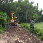 Babinsa Tambakrejo Kawal Pengerukan Paving TMMD 110 Kodim Bojonegoro