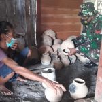 Kegiatan TMMD 110 Bojonegoro, Sertu Edi Kunjungi Usaha Kerajinan Warga