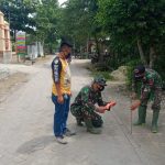 Anggota TMMD 110 Bojonegoro Ukur Jalan Lingkungan Desa Jatimulyo