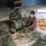 Anggota TMMD 110 Bojonegoro Belajar Membuat Tikar Dari Bu Rantiyem