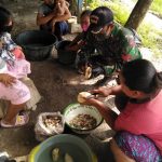 Bantu Warga Beraktivitas, Anggota TMMD 110 Kodim Bojonegoro Intens Berinteraksi