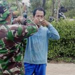 Peduli Kesehatan, Satgas TMMD 110 Bojonegoro Berikan Masker Kepada Warga